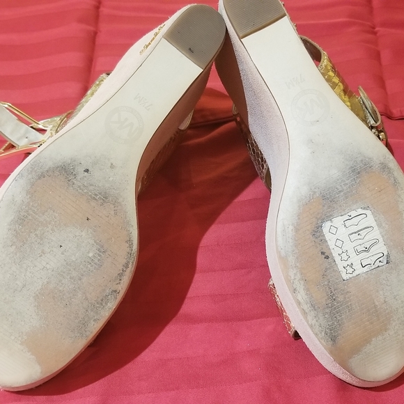 Michael Kors gold 4" wedge sz 7.5 - Picture 2 of 5